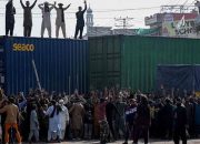Over 100 Arrested as TLP Protesters March Toward Islamabad